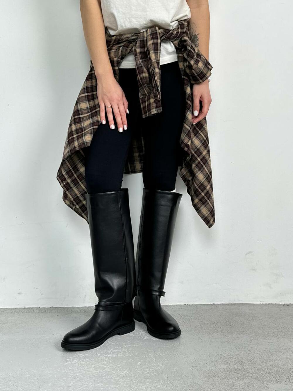 Чоботи труби шкіряні з ремінцем, 5-2555 чорний, 40