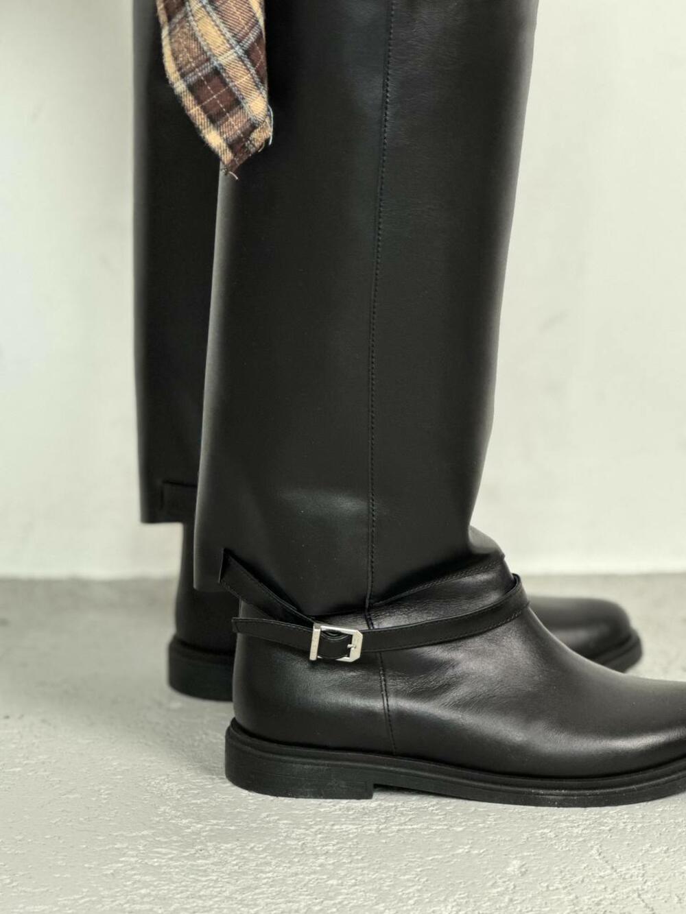 Чоботи труби шкіряні з ремінцем, 5-2555 чорний, 40