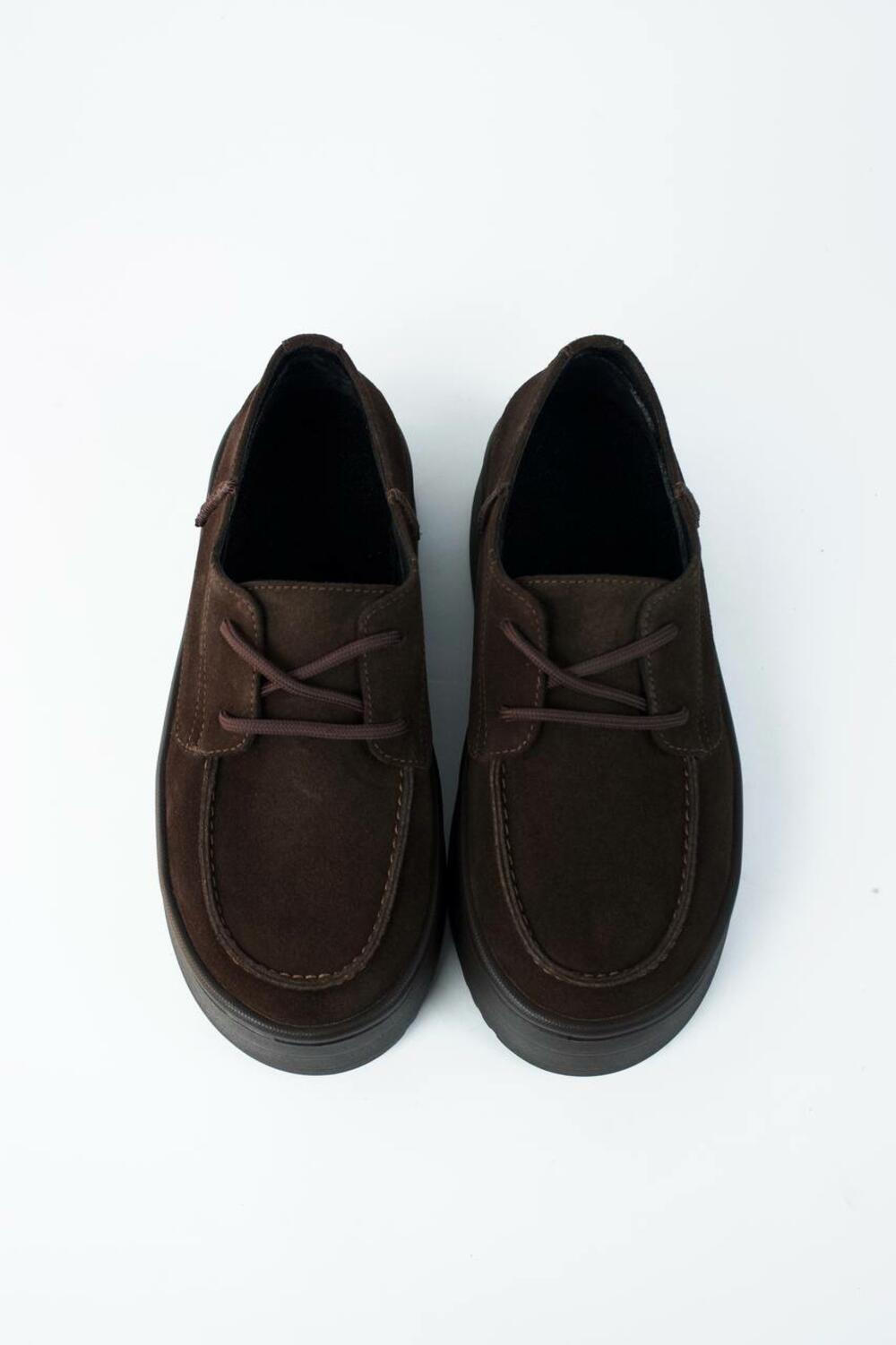 Лофери на байці на платформі, 2343-027 